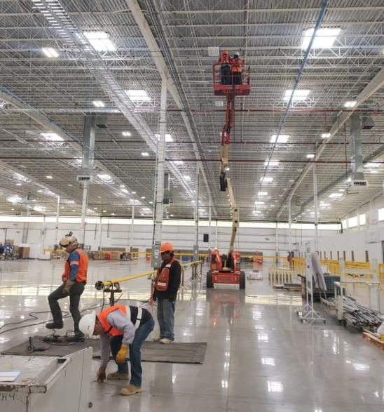 Trabajos en nave industrial con plataforma articulada
